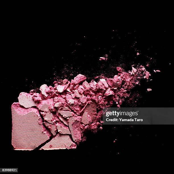 gradually crushed pink cheek powder - rouge stock-fotos und bilder