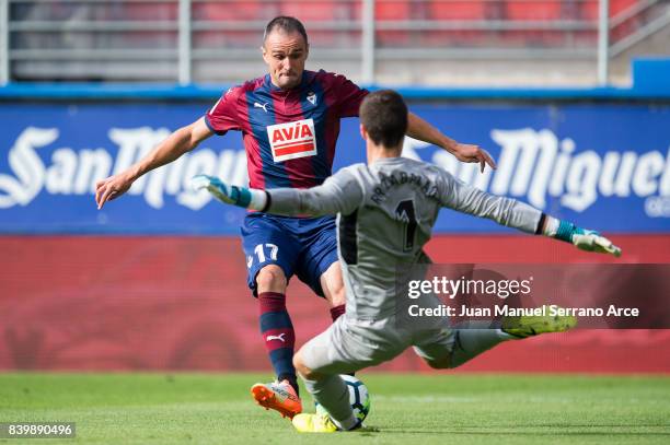 Kike Garcia of SD Eibar duels for the ball with Unai Nunez of Athletic Club during the La Liga match between Eibar and Athletic Club at Estadio...