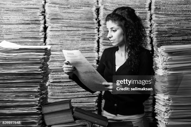 若い混合レース女性ライブラリの研究 - needle in a haystack 英語の慣用句 ストックフォトと画像
