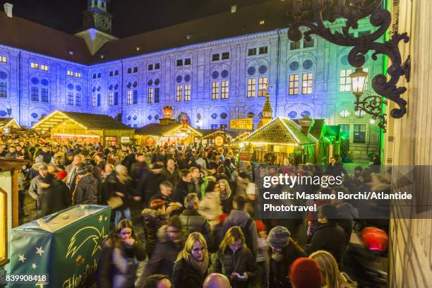 christmas village (weinaachtsdorf) inside the kaiserhof courtyard of the munich residenz - christmas market in munich stock-fotos und bilder