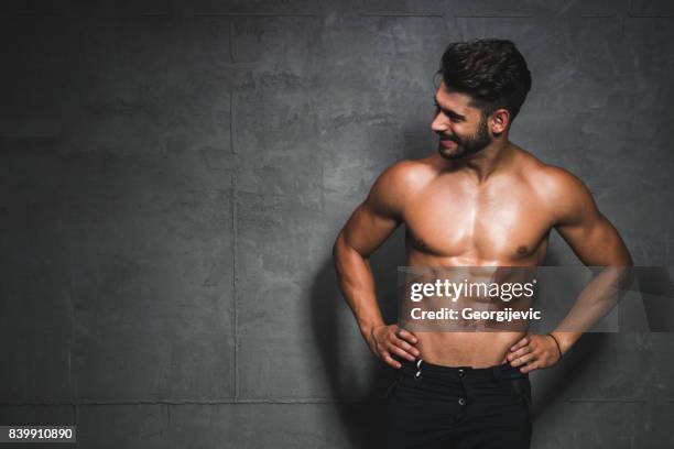 mostrando il suo corpo perfetto - muscolo addominale foto e immagini stock