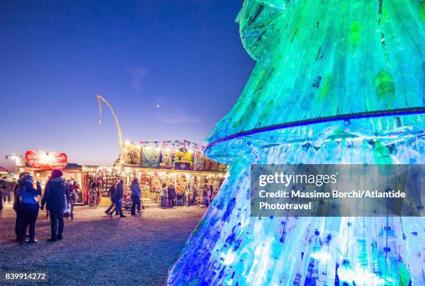 people at the tollwood winter festival - tollwood winter festival photos et images de collection