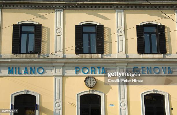 front of porta genova railway station  - italiaanse tekst stockfoto's en -beelden