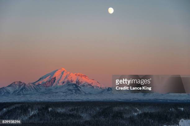 sun sets on mount drum in wrangell-st. elias national park, alaska - drum top view stock-fotos und bilder