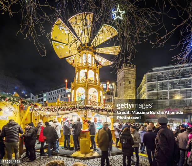 christkindlmarkt, rindermarkt, the christmas market with the traditional weihnachtspyramide (christmas pyramid) - monaco national day 2016 foto e immagini stock