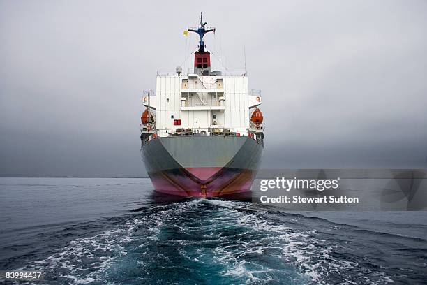 stern of a grey and pink cargo ship. - akter bildbanksfoton och bilder