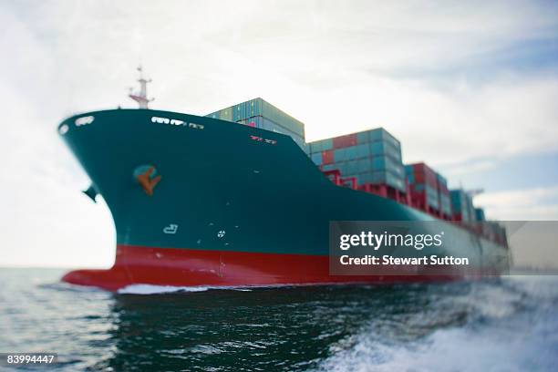 com vista para a proa do navio de carga completa. - marcador-de-profundidade - fotografias e filmes do acervo