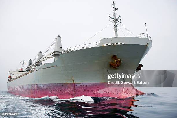 proa de um navio de carga cor-de-rosa e cinza. - marcador-de-profundidade - fotografias e filmes do acervo