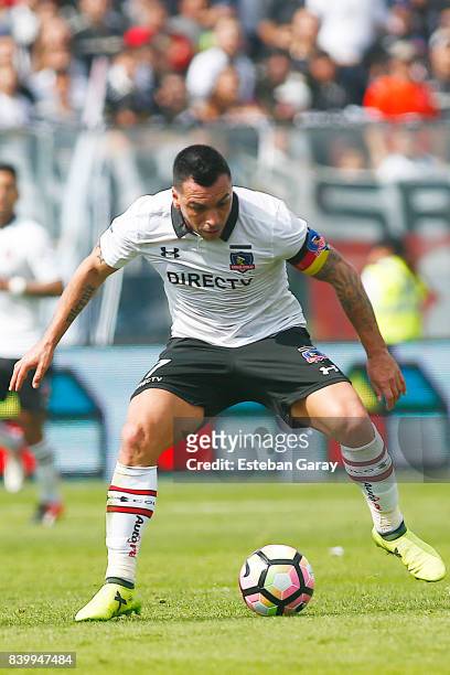 Esteban Paredes of Colo Colo drives the ball during a match between Colo Colo and Universidad de Chile as part of Torneo Transicion 2017 at...