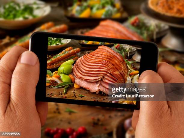 food selfie - holiday spiral ham dinner - glazed ham imagens e fotografias de stock