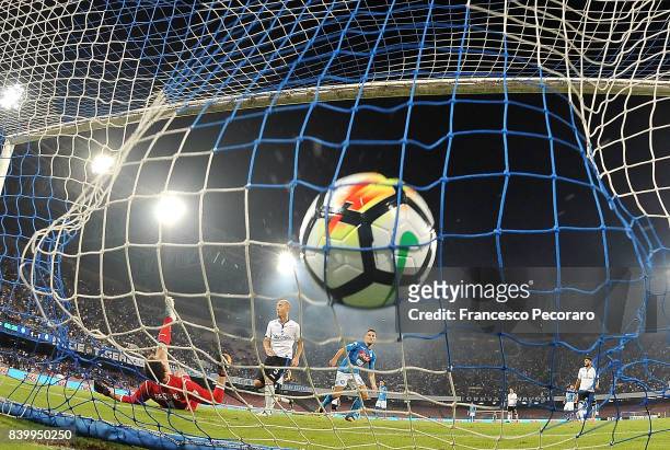 Player of SSC Napoli Dries Mertens scores the 2-1 goal during the Serie A match between SSC Napoli and Atalanta BC at Stadio San Paolo on August 27,...