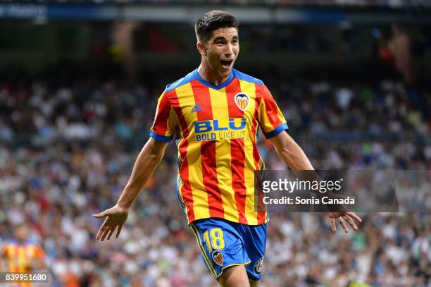 Carlos Soler, #18 of Valencia CF scores a goal during the La Liga match between Real Madrid CF v Valencia at Santiago Bernabeu on August 27, 2017 in...