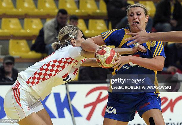 Sweden's Ahlm Johanna vies with Croatia's Pusic Nikica during the 8th Women's Handball European Championships match on December 11, 2008 in Boris...