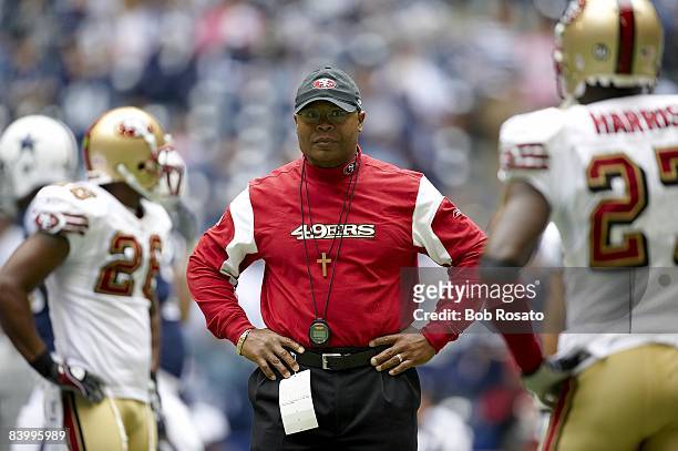 San Francisco 49ers coach Mike Singletary with players before game vs Dallas Cowboys. Irving, TX CREDIT: Bob Rosato