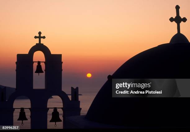 sunset in santorini - greek orthodoxy stockfoto's en -beelden