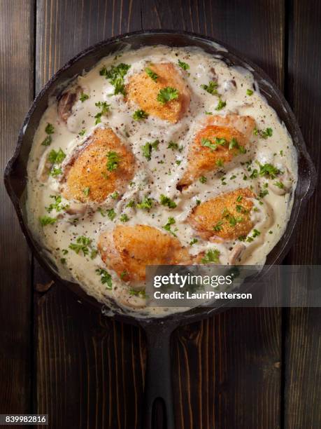 pan fried chicken in pilz-sahne-sauce - bechamelsoße stock-fotos und bilder