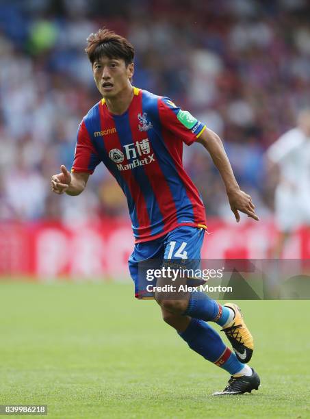 Chung-yong Lee of Crystal Palace during the Premier League match between Crystal Palace and Swansea City at Selhurst Park on August 26, 2017 in...