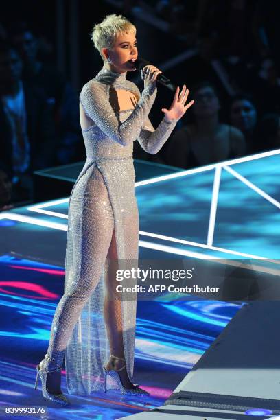 Host Katy Perry talks to the audience during the MTV Video Music Awards 2017, In Inglewood, California, on August 27, 2017. / AFP PHOTO /...