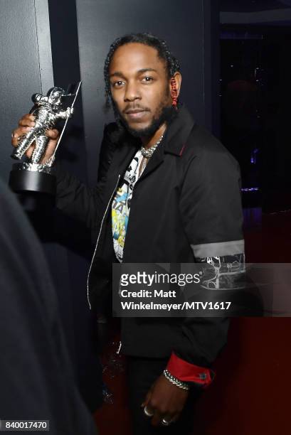 Kendrick Lamar poses with award backstage during the 2017 MTV Video Music Awards at The Forum on August 27, 2017 in Inglewood, California.