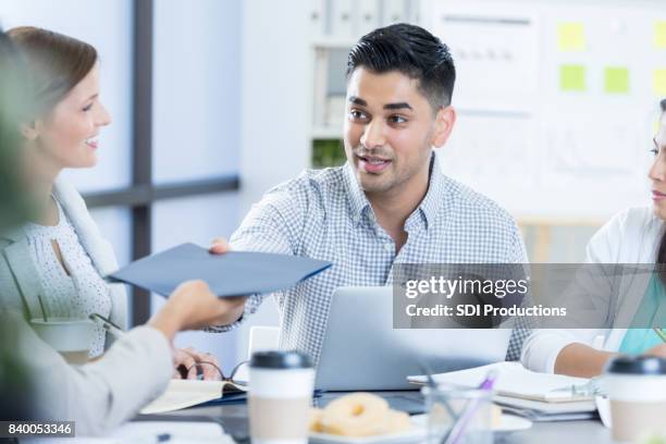 vice president erhält bericht von kollege während der sitzung - portfolio stock-fotos und bilder