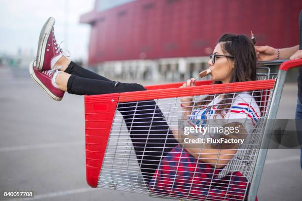 chica relax en carrito de compras - hipster grocery shopping fotografías e imágenes de stock