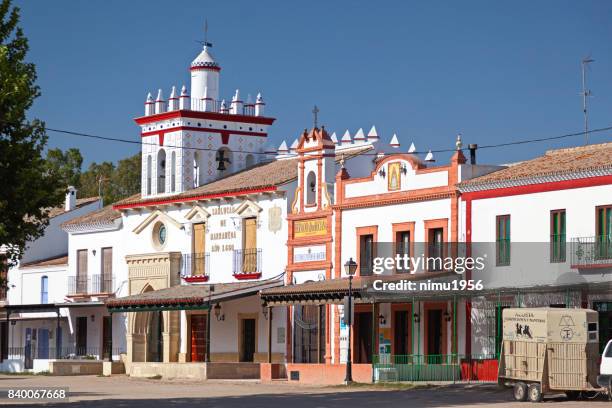 edifício tradicional el rocio. - vacanze - fotografias e filmes do acervo