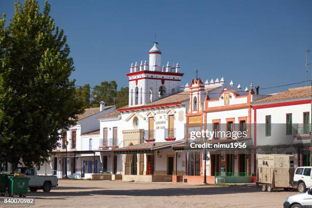 edificio tradicional de el rocío. - ambientazione esterna fotografías e imágenes de stock