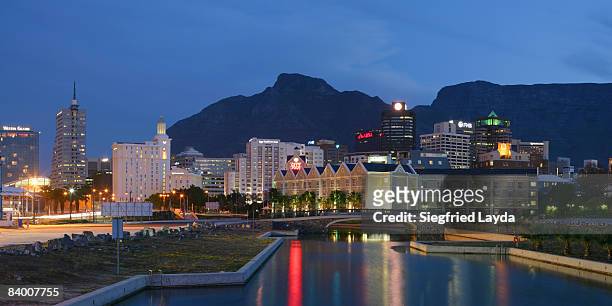 cape town skyline and table mountain - cape town skyline stock pictures, royalty-free photos & images