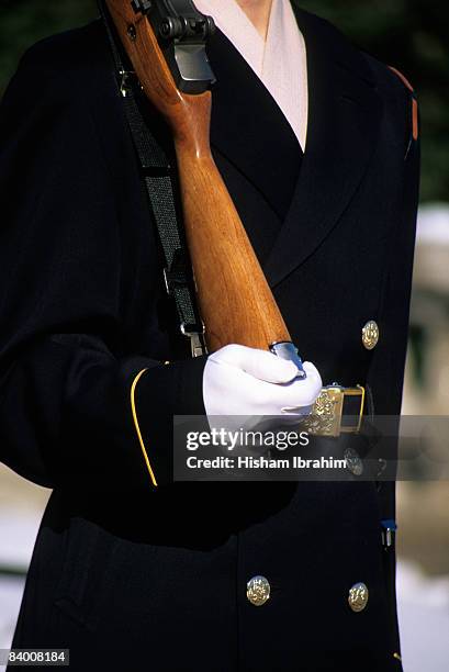honor guard holding rifle, arlington national ceme - guard of honor 個照片及圖片檔