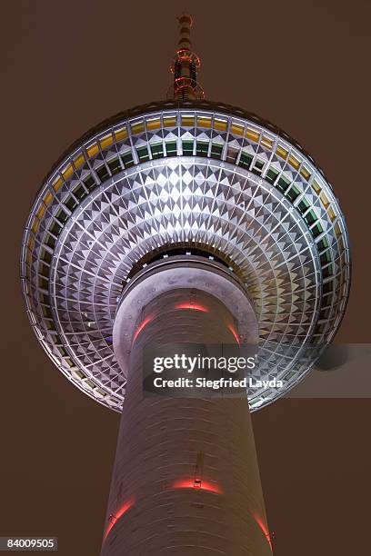 berlin tv tower at night - television tower berlin stock pictures, royalty-free photos & images