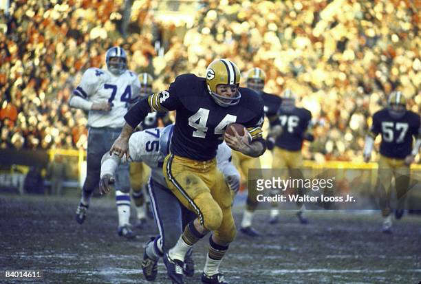 Championship: Green Bay Packers Donnie Anderson in action, rushing vs Dallas Cowboys. Ice Bowl. Green Bay, WI CREDIT: Walter Iooss Jr.