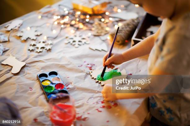 decoración de navidad - decorating fotografías e imágenes de stock