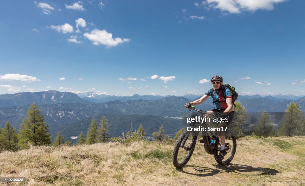 Elektro Mountainbike am Kärntner Bergrücken, Österreich.