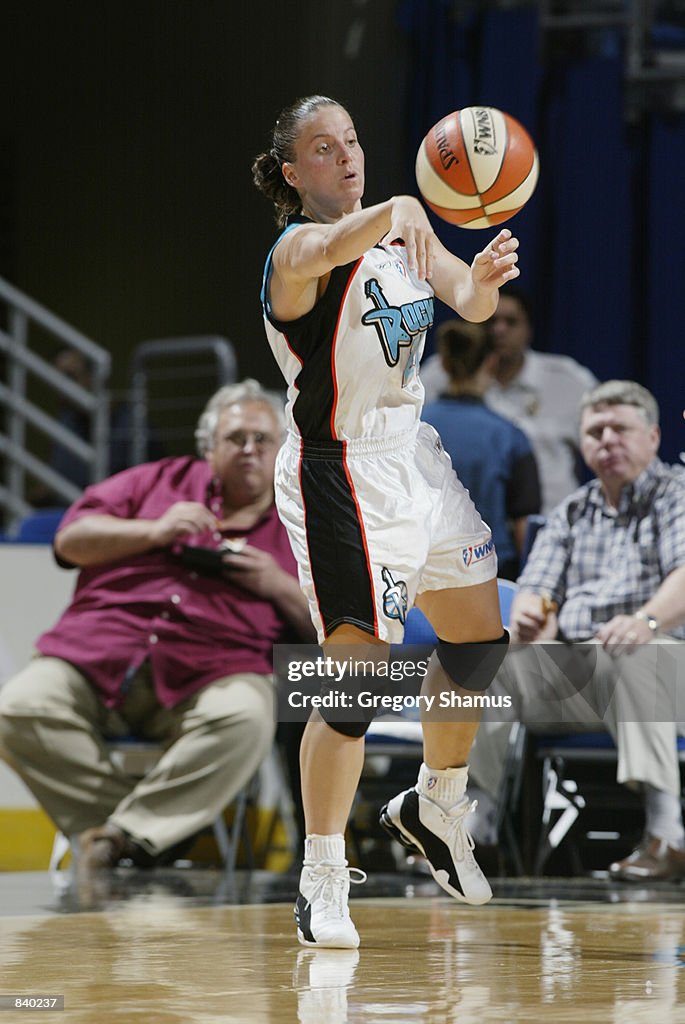 Jennifer Rizzotti of the Cleveland Rockers passes in the game against ...