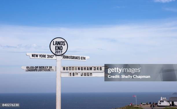 lands end signpost, cornwall, england - land's end ストックフォトと画像