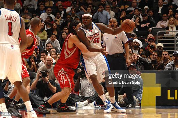 Zach Randolph of the Los Angeles Clippers posts up against Luis Scola of the Houston Rockets at Staples Center on December 13, 2008 in Los Angeles,...