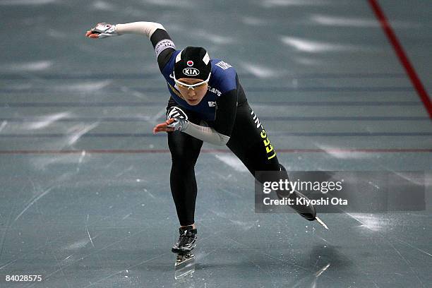 Lee Sang-hwa of South Korea competes in the Ladies 500m Division A during the Essent ISU World Cup Speed Skating Nagano at the Nagano Olympic...