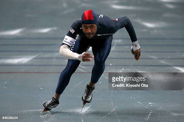 Shani Davis of the USA competes in the Men's 500m Division A during the Essent ISU World Cup Speed Skating Nagano at the Nagano Olympic Memorial...