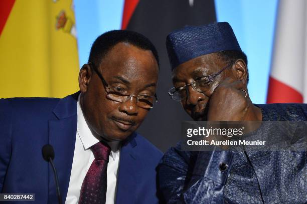 Mahamadou Issoufou President of Niger and President of Tchad Idriss Deby Itno react during a press conference after the multinational meeting at...