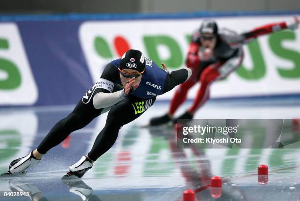 Mo Tae-bum of South Korea competes with Denny Morrison of Canada in the Men's 1000m Division A during the Essent ISU World Cup Speed Skating Nagano...