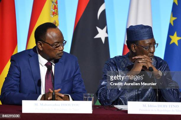 Mahamadou Issoufou President of Niger and President of Tchad Idriss Deby Itno react during a press conference after the multinational meeting at...