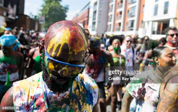 notting hill carnival street parade - the 2016 notting hill carnival imagens e fotografias de stock