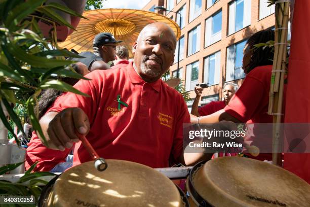 notting hill carnival street parade - the 2016 notting hill carnival imagens e fotografias de stock