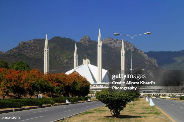 sunny day islamabad - shah faisal masjid - pakistani flag stock pictures, royalty-free photos & images