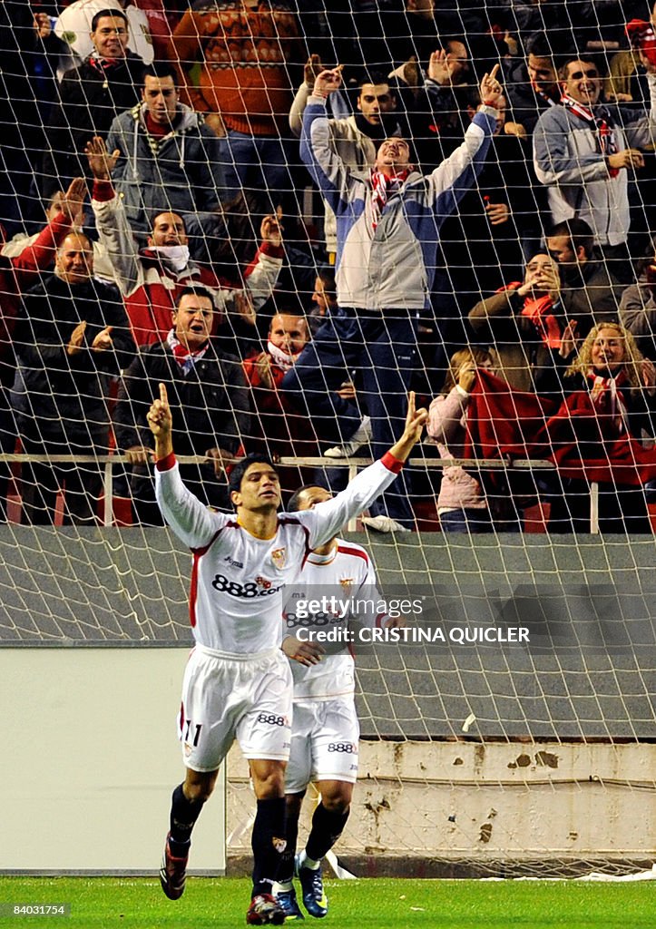 Sevilla's Renato Dirnei (center) celebra