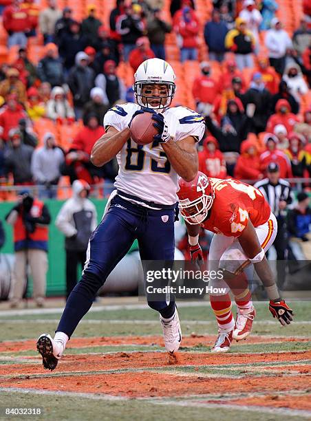 Vincent Jackson of the San Diego Chargers catches a go ahead touchdown in the final minute in front of Jarrad Page of the Kansas City Chiefs in a...