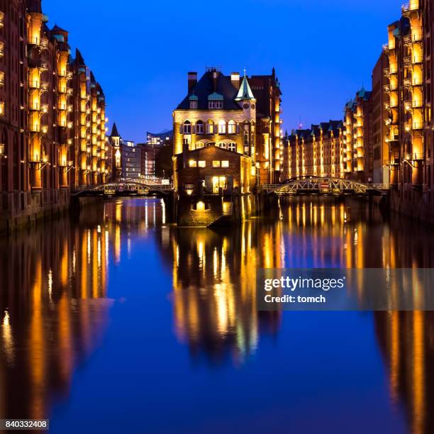 blick auf wandrahmsfleet bei nacht, hamburg, deutschland - hamburger speicherstadt stock-fotos und bilder