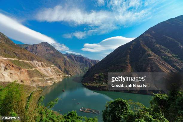 gorgeous yangtze river - river mekong stockfoto's en -beelden