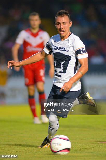 Rodrigo Gonzalez of Pumas drives the ball during the seventh round match between Veracruz and Pumas as part of the Torneo Apertura 2017 Liga MX at...