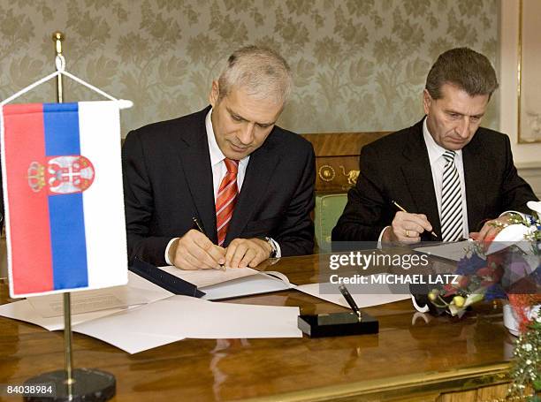 Baden-Wuerttemberg Premier Guenther Oettinger and Serb President Boris Tadic sign a joint declaration for cooperation between German federal state...